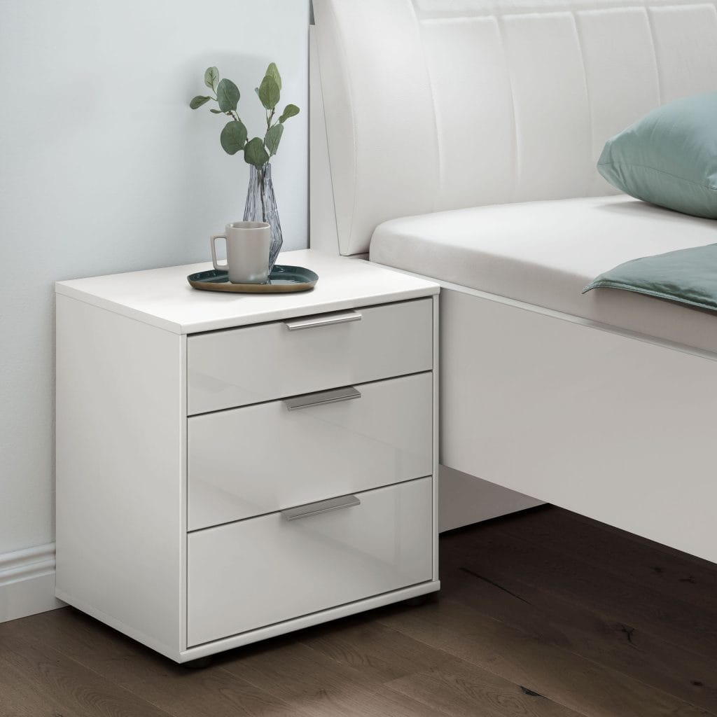 mesita de noche 3 cajones cristal Bremen blanco junto a cama