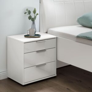 mesita de noche 3 cajones cristal Bremen blanco junto a cama